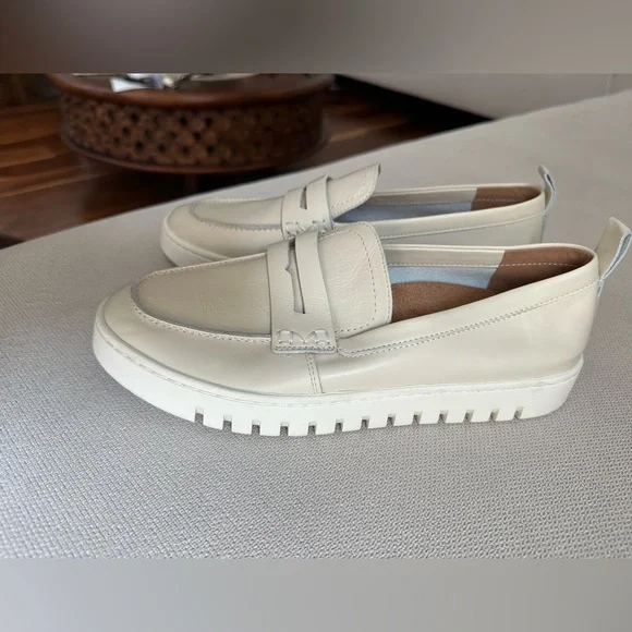 VIONIC UPTOWN LOAFER CREAM LEATHER SIZE 8.5 NEVER WORN
